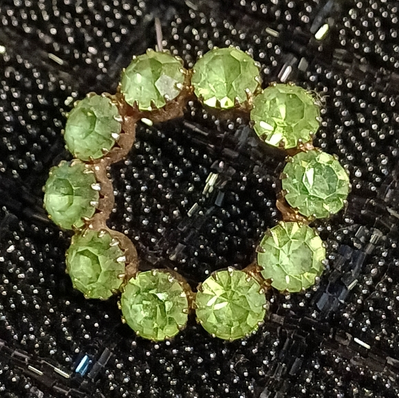 Jewelry - Vintage rhinestone 10 stone light green wreath shaped brooch.